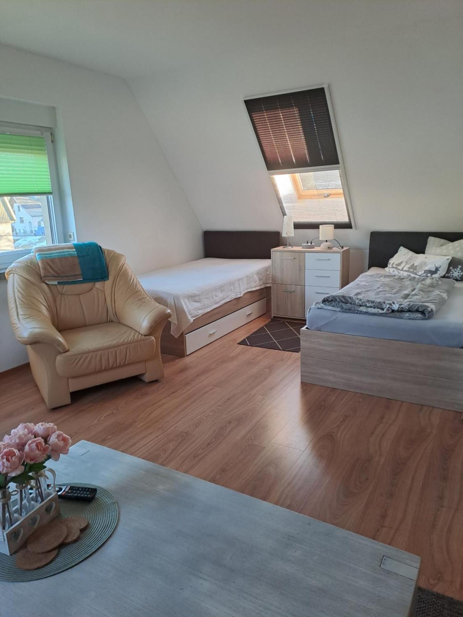 Monteur- und Ferienwohnung im Obergeschoss und Dachgeschoss - Familie Weber Bockendorf Exterior foto